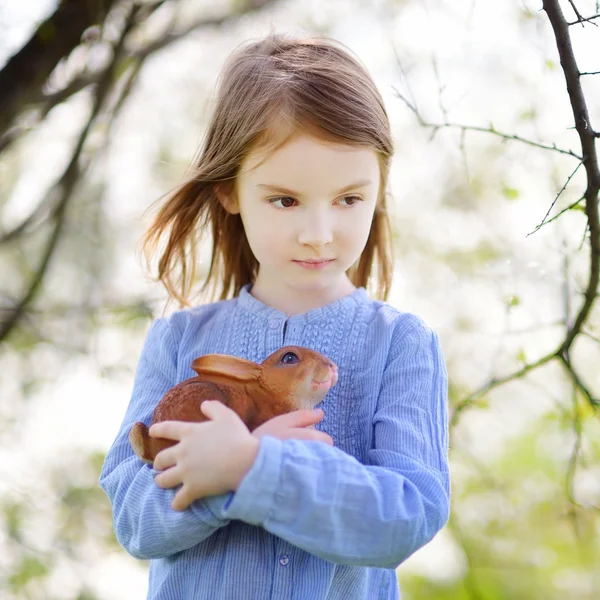 Niña con conejito de Pascua — Foto de Stock