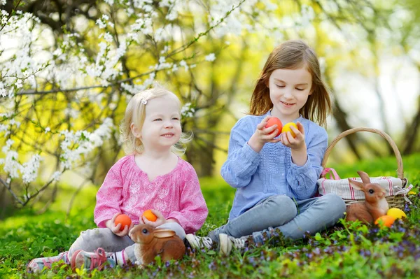 Kleine zusters spelen met Pasen eieren — Stockfoto