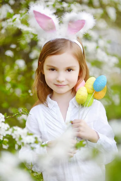 Niña usando orejas de conejo de Pascua — Foto de Stock