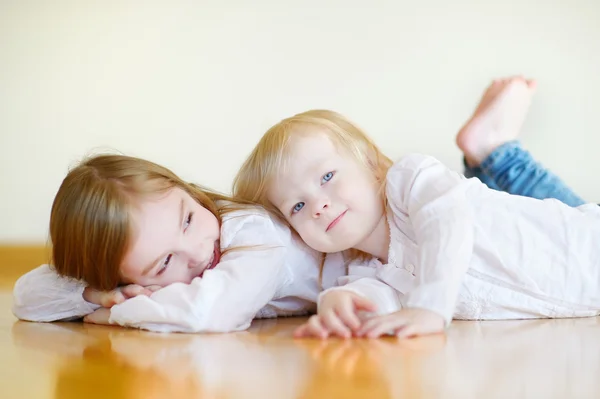 Schattig zusters thuis — Stockfoto