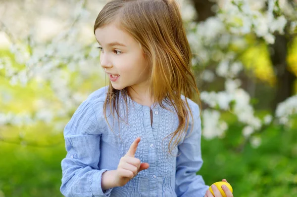 Mała dziewczynka z jajkiem wielkanocnym — Zdjęcie stockowe