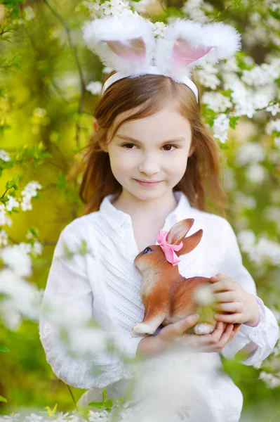 Petite fille portant des oreilles de lapin de Pâques — Photo