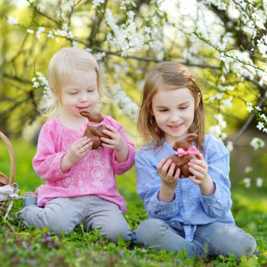 Little sisters çikolata tavşanlar yemek