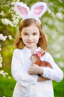 Paskalya bunny kulaklar giyen küçük kız