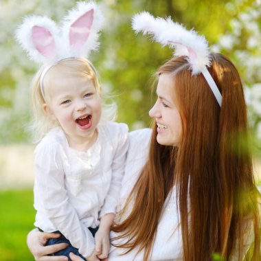 Anne ve kızı Paskalya bunny kulaklar