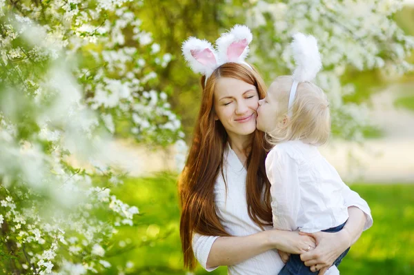 Mère et fille dans les oreilles de lapin de Pâques — Photo