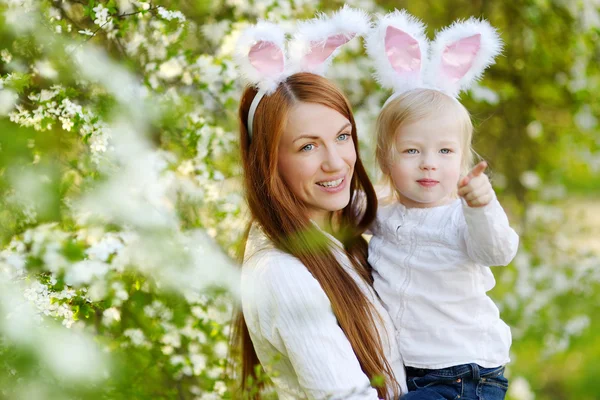 Mãe e filha em orelhas de coelho de Páscoa — Fotografia de Stock