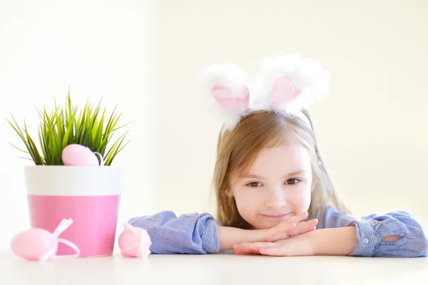 Niña en orejas de conejo de Pascua — Foto de Stock