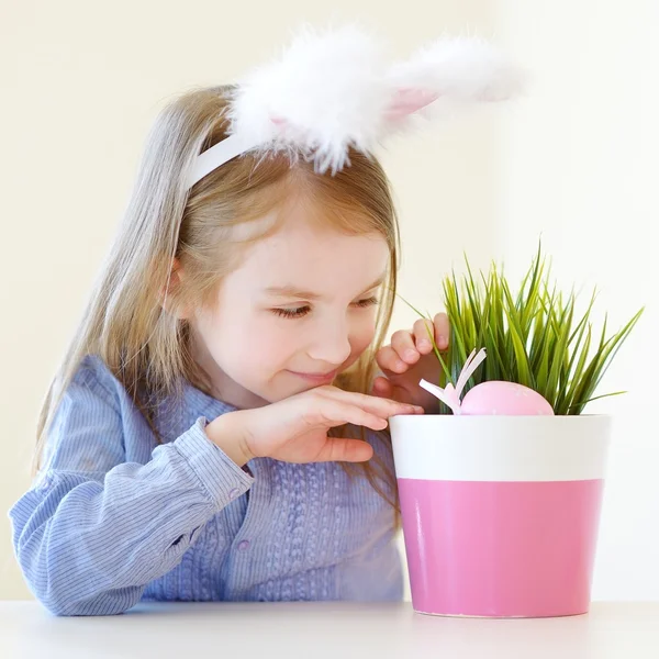 Klein meisje in easter bunny oren — Stockfoto