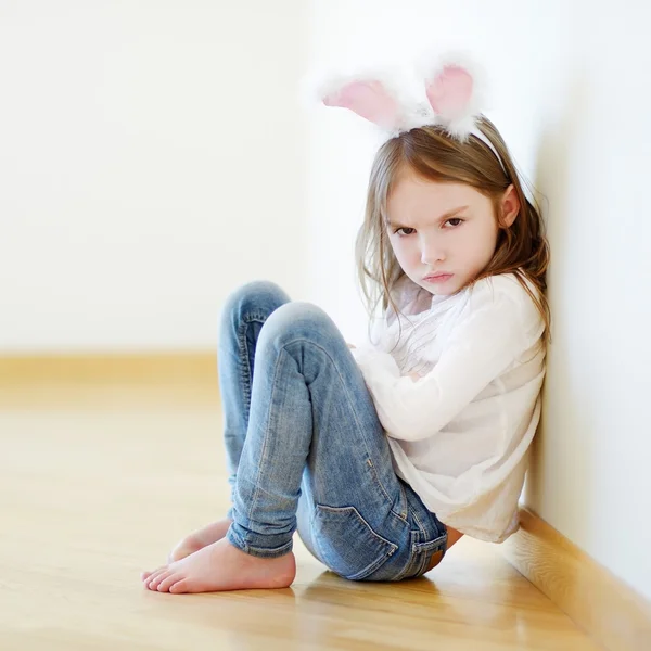 Menina irritada usando orelhas de coelho — Fotografia de Stock