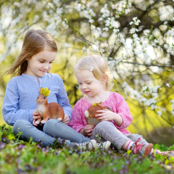 Hermanas pequeñas con conejitos de Pascua — Foto de Stock