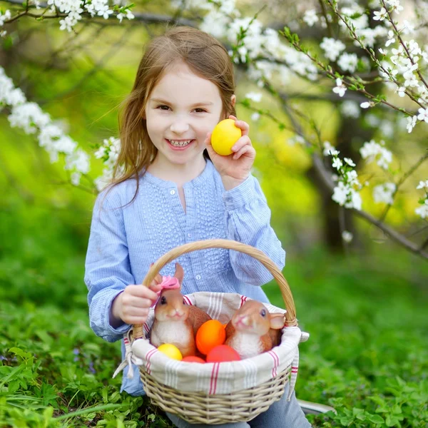 Cesta de Pascua niña con huevos — Foto de Stock