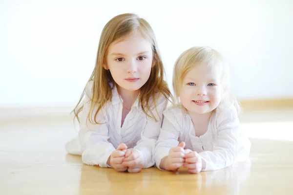 Mignonnes sœurs à la maison — Photo