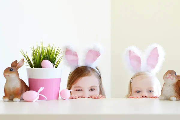 Hermanitas con orejas de conejo de Pascua — Foto de Stock