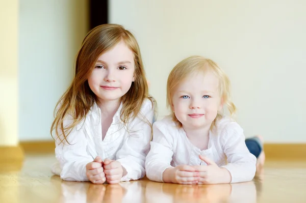 Schattig zusters thuis — Stockfoto