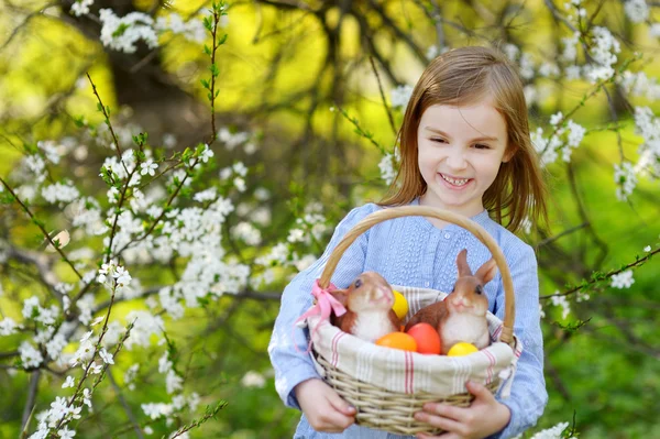 Little girl Easter basket with eggs — Stock Photo, Image