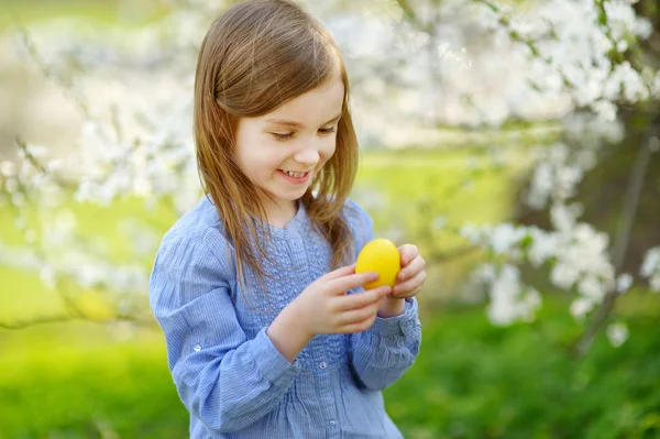Bambina con uovo di Pasqua — Foto Stock
