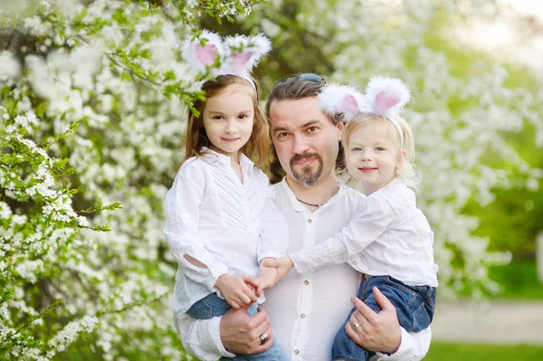 Far och döttrar i Easter bunny öron — Stockfoto