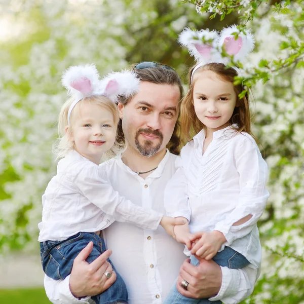 Padre e hijas en orejas de conejo de Pascua —  Fotos de Stock