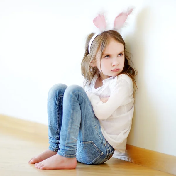 Zlobí malá dívka, která nosí uši zajíček — Stock fotografie