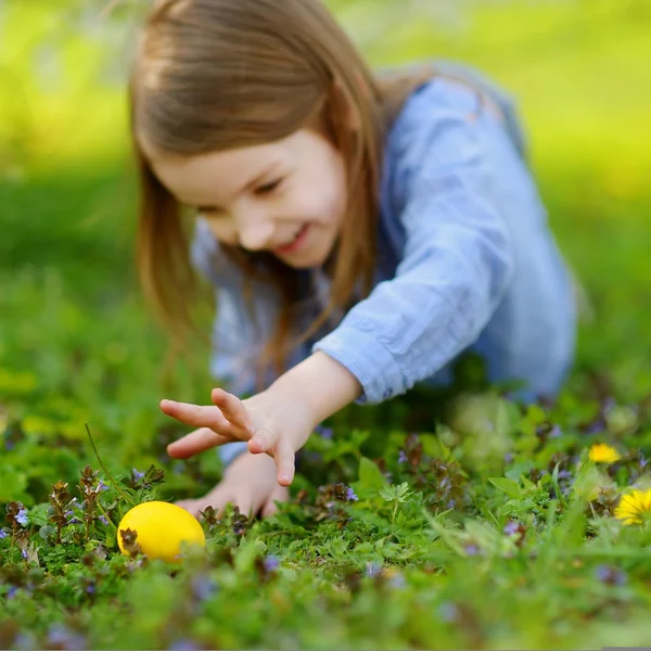 Meisje met paaseieren — Stockfoto