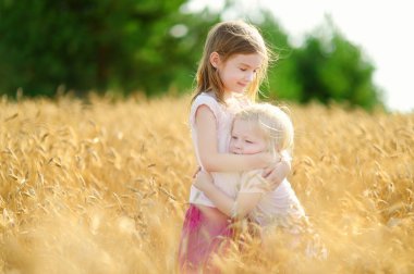 Little sisters buğday alanında yürüyüş