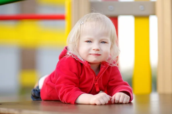 Klein meisje op de speelplaats — Stockfoto