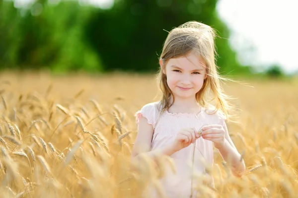 Preschooler girl walking in wheat field — Stock Photo, Image