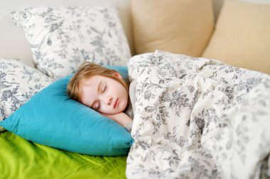 Küçük kız uyuyor.