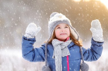 Kış parkında küçük bir kız