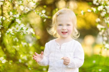 Yürümeye başlayan çocuk içinde çiçek açan kiraz kız Bahçe