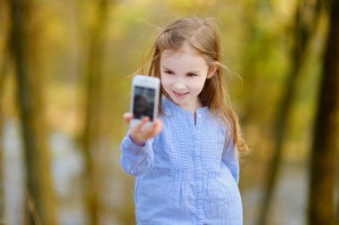 küçük kız alma selfie