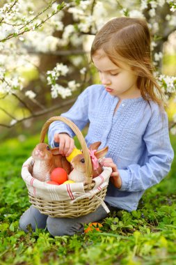Paskalya yumurtaları sepet kızla