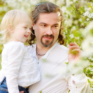 Baba ve kızı Bahçe çiçek açması