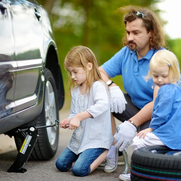 Little girl helping father with car — Stock Photo, Image