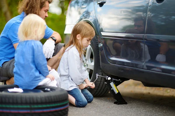 Bambina aiutare padre con auto — Foto Stock