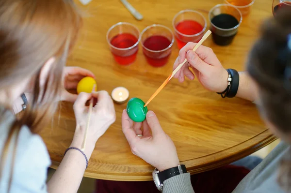 Colorir uns ovos de Easter com a cera — Fotografia de Stock