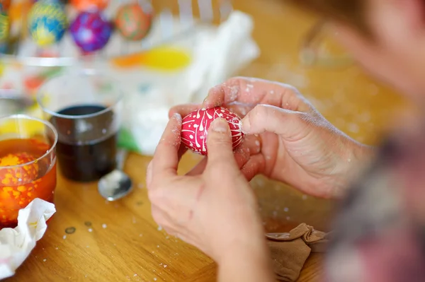 Coloring an Easter egg with wax — Stock Photo, Image