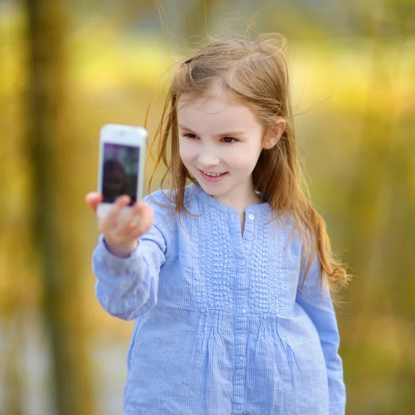 Kleines Mädchen macht Selfie — Stockfoto