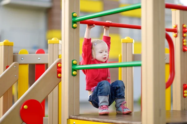 Petite fille à aire de jeux — Photo