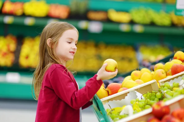 Liten flicka med äpple — Stockfoto