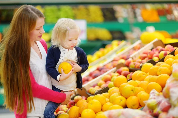 Mãe e filha no mercado — Fotografia de Stock