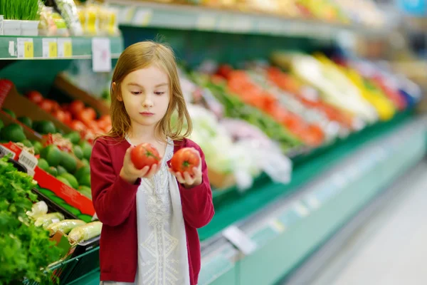 Petite fille qui choisit les tomates — Photo