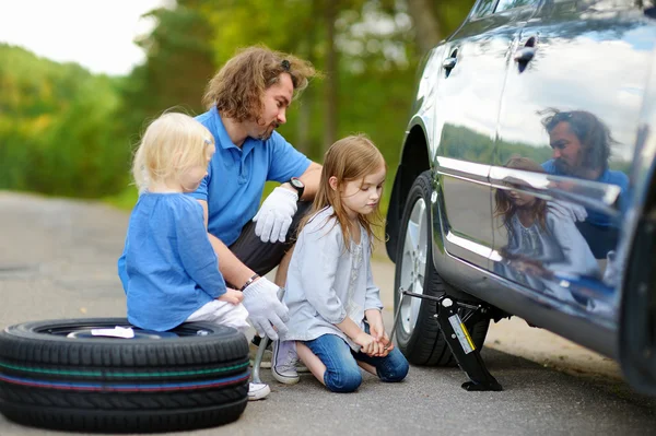 Little girl helping father with car — Stock Photo, Image