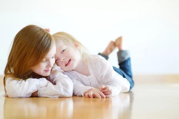 Hermanas lindas en casa — Foto de Stock