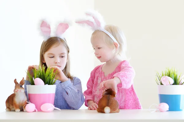 Hermanitas con orejas de conejo de Pascua — Foto de Stock