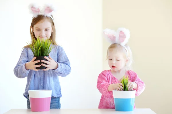 Kleine zusters met Easter bunny oren — Stockfoto