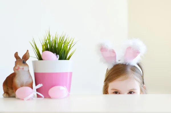 Klein meisje in easter bunny oren — Stockfoto