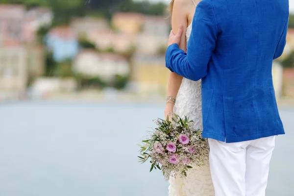 Gelin ve damat sarılıyor. — Stok fotoğraf