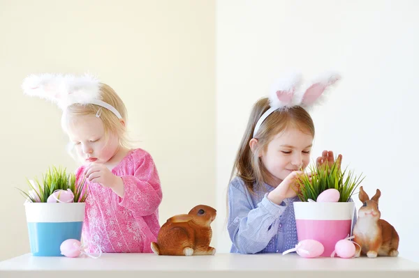 Kleine zusters met Easter bunny oren — Stockfoto